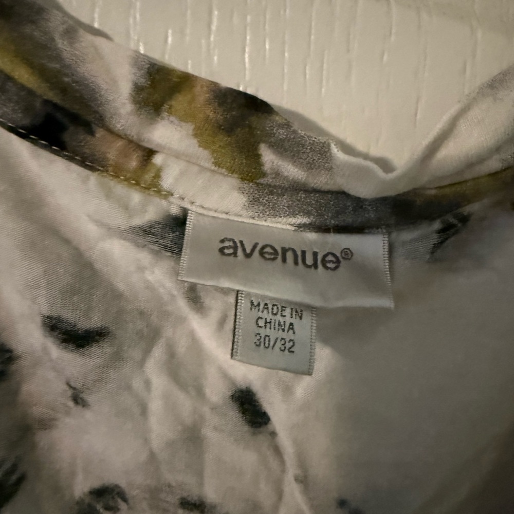 Avenue Abstract Pattern Top - Picture 2 of 4